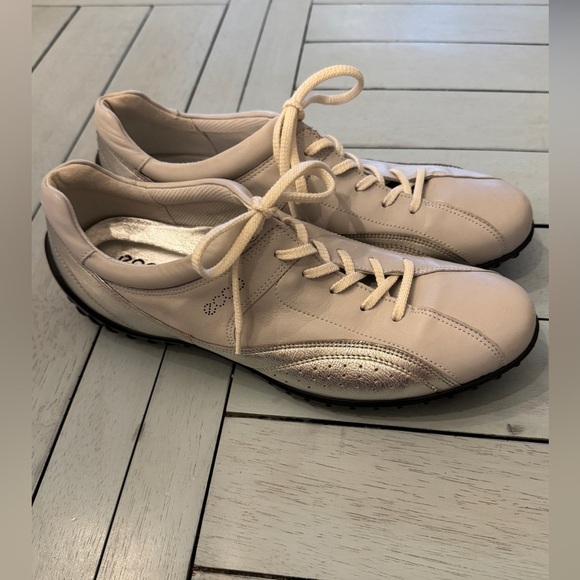 Ecco Shoes - ECCO | WMN'S CHARM TIE WALKING SNEAKER WHITE/ SILVER LEATHER EUR SZ 42 (11/11.5)